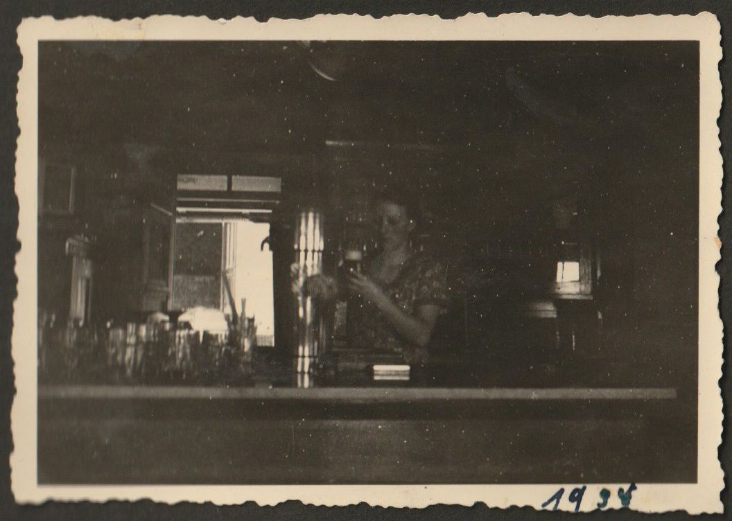 FrageNachDerHerkunft 018 Oma im Restaurant Saalbau Landstuhl 1938