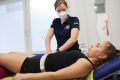 42 - Eine Turnerin bei der Physiotherapie