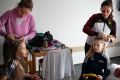 25 - Den Turnerinnen werden die Haare geflochten