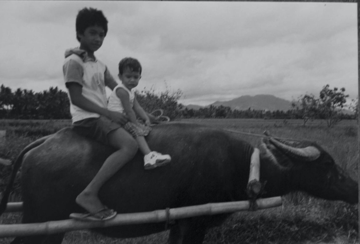 FrageNachDerHerkunft 027 Philippinischer Cousin rechts um 1991